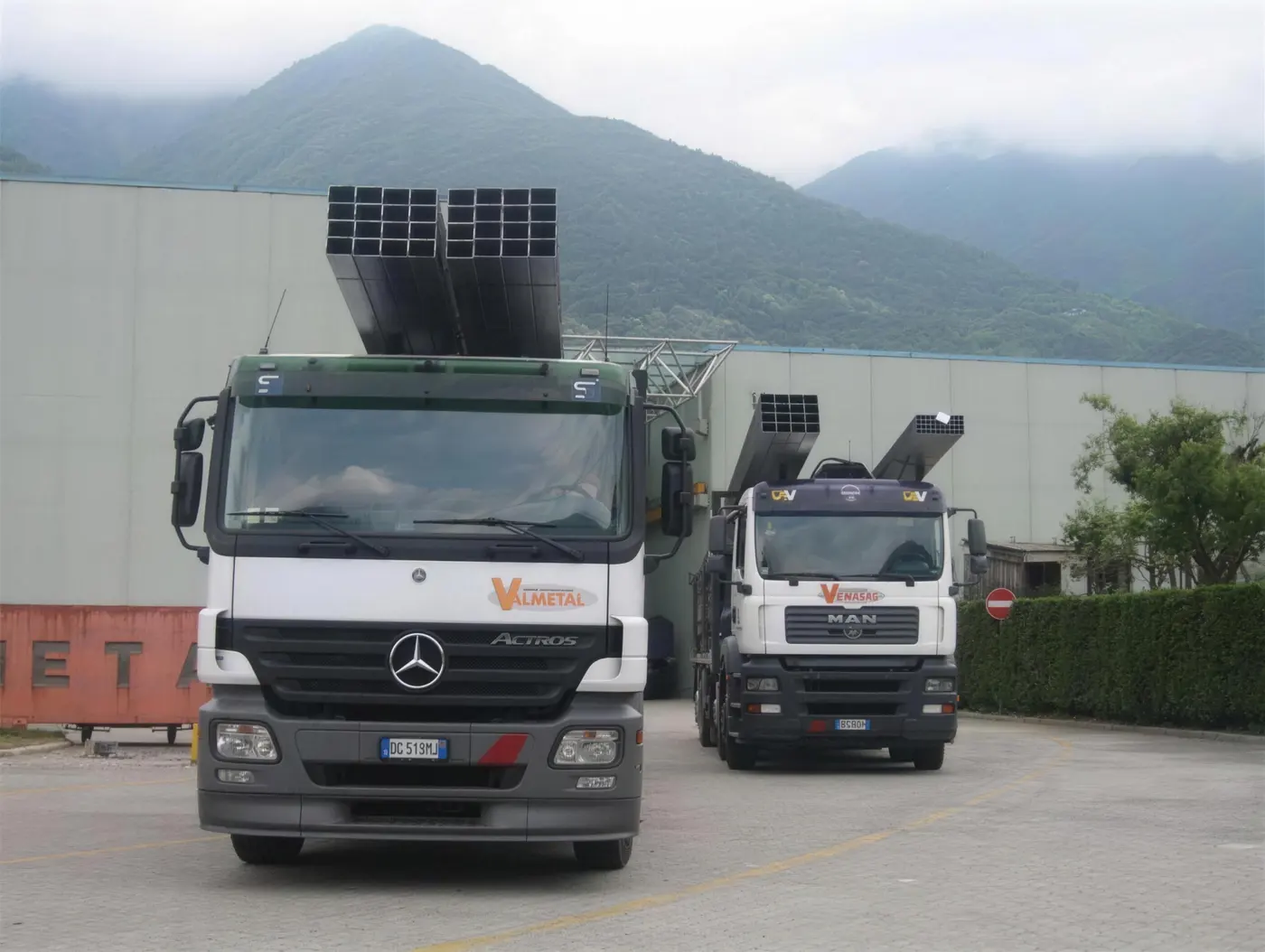 Camion Valmetal carico di tubolari in acciaio