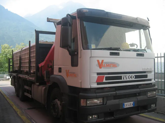 Camion Valmetal con gru per lo scarico in cantiere