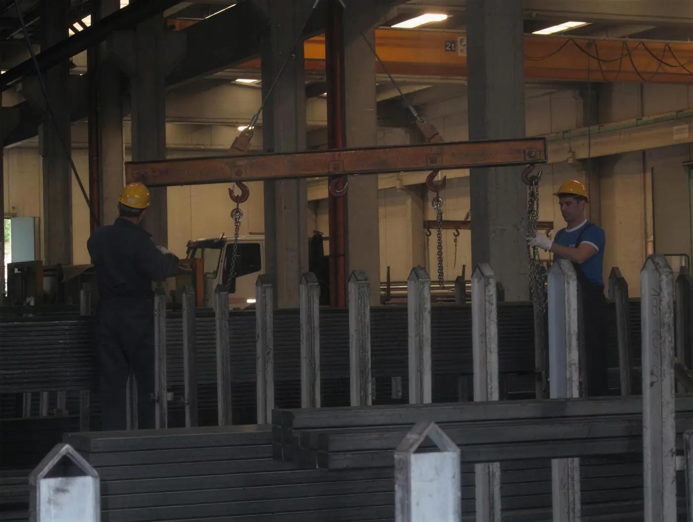 Profilati in acciaio movimentati con il carroponte
