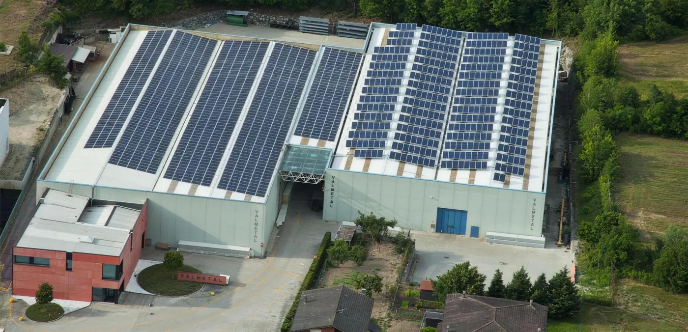 Lo stabilimento Valmetal con l'impianto fotovoltaico in copertura